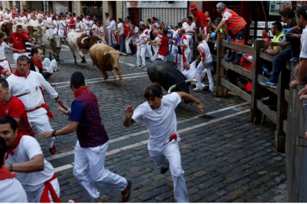 Pamplona in delirio, è iniziata la 